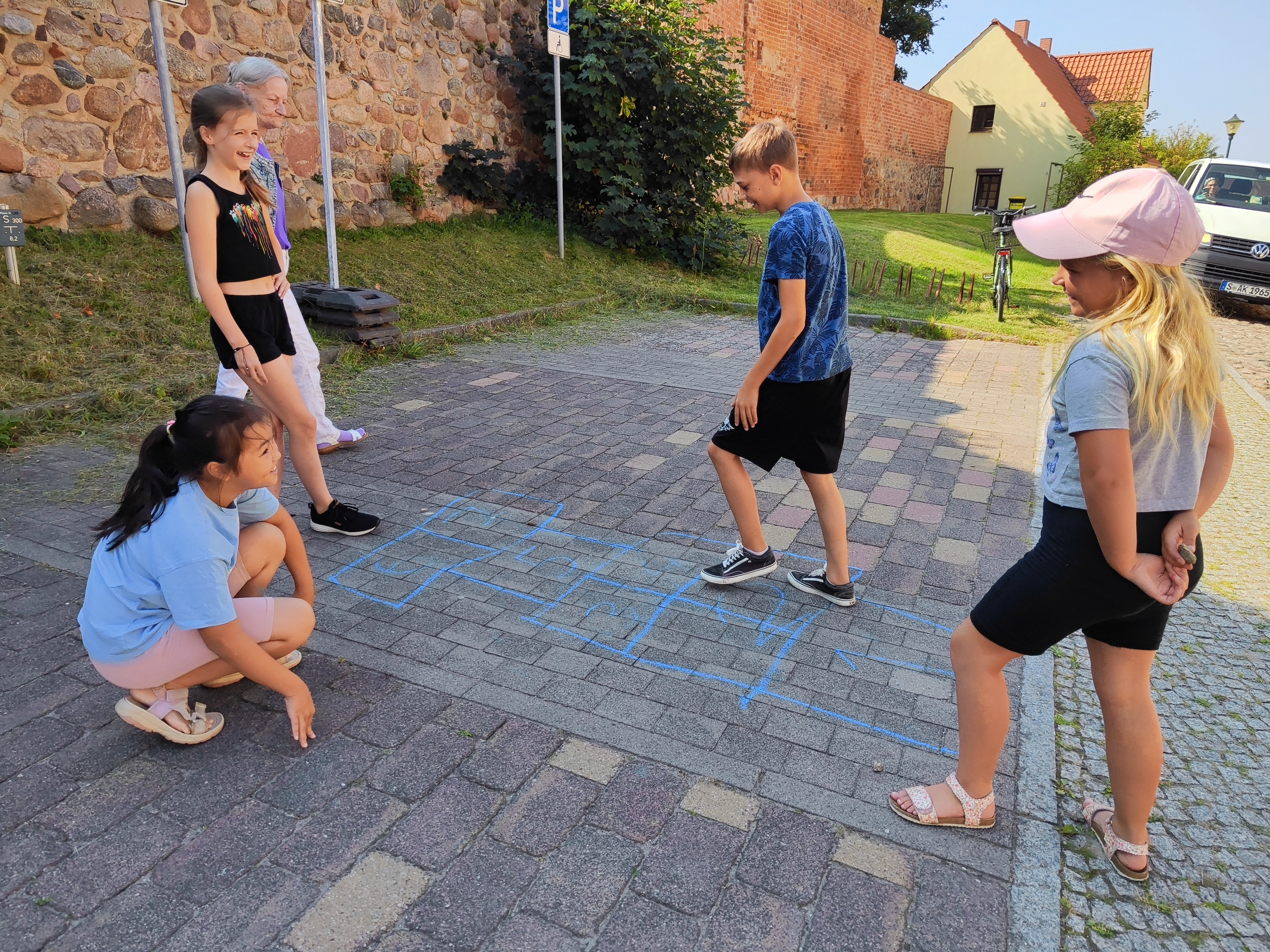 Wir spielen das alte Hüpfspiel "Himmel und Hölle" (Foto: Stadtarchiv Prenzlau)