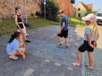 Wir spielen das alte Hüpfspiel "Himmel und Hölle" (Foto: Stadtarchiv Prenzlau)